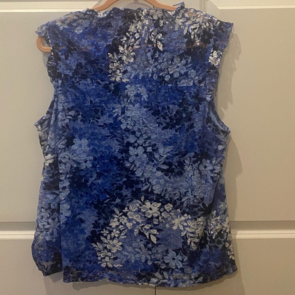 NWOT Adrienne Vittadini blue and white lace tank top - Picture 2 of 3